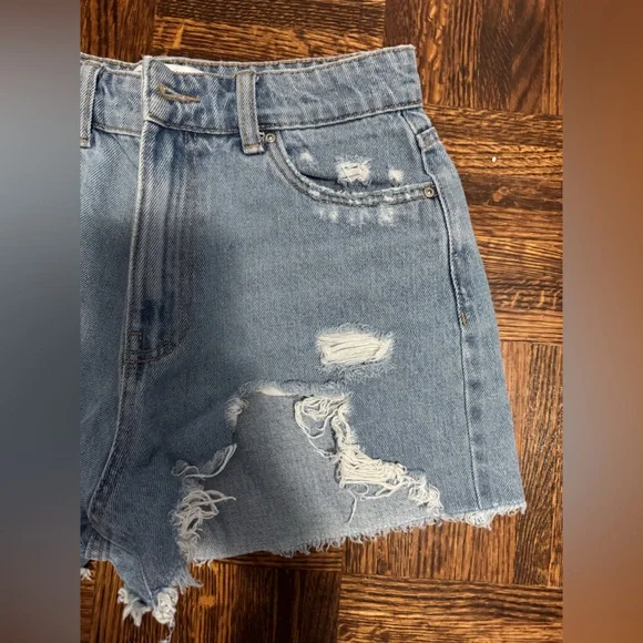 URBAN PLANET JEAN SHORTS MOM STYLE SIZE 03 LIGHT WASH WITH RIPS - Picture 3 of 6
